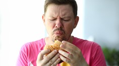 Snědl burger a zemřel. V McDonald's se desítky lidí nakazily nebezpečnou bakterií