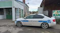 Požár v Čelákovicích: V troskách pátrají celníci, vyšetřují zřejmě trestný čin