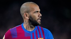 Alves byl odsouzen ke 4,5 roku vězení. Navrch musí zaplatit tučné odškodné