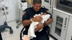 Policista chytil v New Jersey kojence shozeného z balkonu, je hrdinou