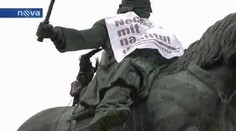 VIDEO: Socha Žižky na Vítkově měla obří protikomunistické tričko