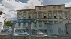 Zdravotní sestra měla pacientku udusit jídlem, pracuje ale dál!