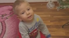 Vánoční zázrak! Díky léku vážně nemocný Maxík začal lézt po čtyřech