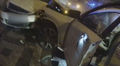 Muž v kradeném luxusním autě ujížděl policii. Honička skončila bouračkou