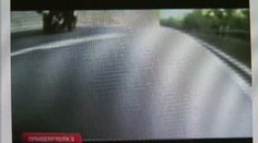 Video: šílenec na skejtu jede 100 km/h