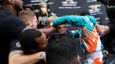 Mayweather vypěnil před zápasem s youtuberem, napadl jeho bratra