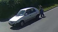 Řidička v Plzni smetla muže na mopedu a ujela, pátrá po ní policie