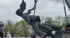 V Kyjevě strhli symbol rusko-ukrajinského přátelství. Soše nejprve setnuli hlavu