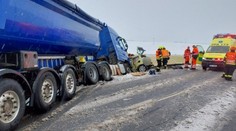 Sněhová kalamita má už dvě oběti. Na Bruntálsku havaroval autobus, 11 zraněných