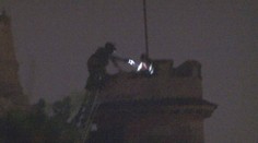 VIDEO: Polonahého muže sundali z věže po 15 hodinách TASEREM
