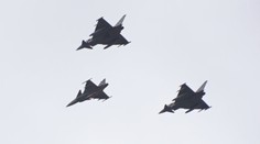 Ke dni 25. výročí vstupu Česka do NATO proletělo nad Prahou šest letounů