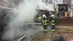 Od hořící dodávky chytla další auta. Škoda jde do milionů