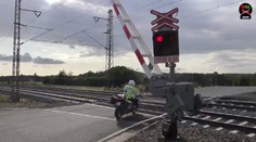 Policista na přejezdu podjel padající závory. Video jako důkaz!