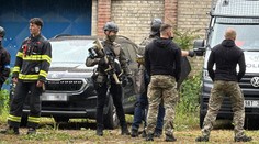 Squatteři obsadili dům v Praze 6. Vylezli na střechu a odmítají odejít