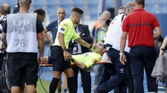 Děsivý moment ve francouzské Ligue 1. Sudí pozdravil hráče, pak zkolaboval