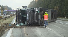 Dálnici D1 blokoval převrácený kamion, tvořily se dlouhé kolony