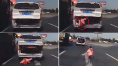 DĚSIVÝ MOMENT: Chlapeček vypadl za jízdy z auta! VIDEO