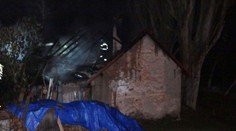 Plameny zničily dům, bouchaly propanbutanové lahve a kanystry
