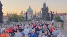 Karlův most obsadily stovky jogínů. Společný Pozdrav slunci trval hodinu