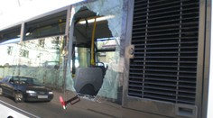 Muž nevydržel čekání v koloně v Holešovicích, proto VYMLÁTIL okno a vyskočil z autobusu
