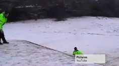 Policisté ve službě sáňkovali na ochranných štítech
