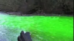VIDEO: Šíleně zelená řeka nahání strach!