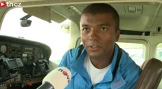 VIDEO: Rey Koranteng pilotuje letadlo. Jak mu to jde?