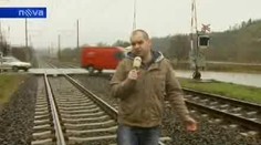 VIDEO: Řidiči přejíždějí koleje na červenou, máme důkaz