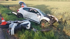 Auto po srážce s jiným smetlo v protisměru tři motorkáře, dva jsou mrtví