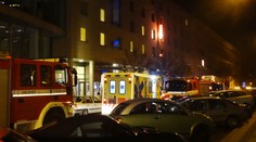 Hrozil bombou a pak skočil z okna. Policie hotel evakuovala
