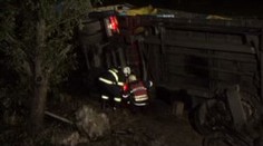 Kamion zlomil dva stromy a převrátil se na bok