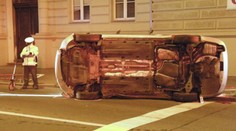 Na Smíchově havarovali policisté, vůz skončil na boku