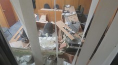 Zdemolovaná bezbariérová soudní síň prachatického soudu zůstane nadále uzavřena