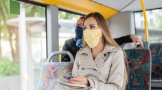 Vědci: Dvoumetrové rozestupy šíření viru nezabrání. Venku jsou zbytečné