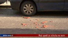 Dělník se zřítil na auto a zabil se