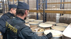Rekordní nález v Praze! Celníci objevili 3 tuny surovin na pervitin