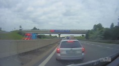 Vezl manželku do nemocnice, na dálnici jej začal vybržďovat kombík!
