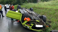 Řidič obrátil půjčený mustang na střechu. Pohled na pneumatiky vyvolává vášně