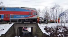 Rychlík v Praze smetl na přejezdu auto, vyjely náhradní autobusy!