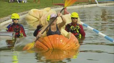 Do cíle museli pádlovat v dýních. Za halloweenský závod mají vítězové 5 tisíc