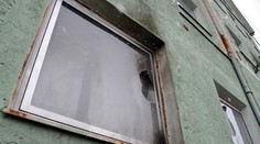 Na romskou ubytovnu v Aši zaútočili zápalnými lahvemi!