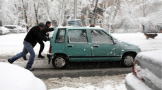 10 věcí, bez kterých se při zimním provozu auta neobejdete. Není to jen o výměně pneumatik