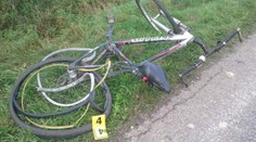 Řidič nepochopitelně strhl řízení do protisměru. Tam smetl cyklistu
