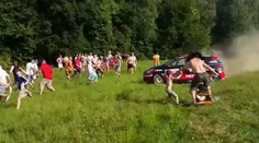 VIDEO HRŮZY: Rallyové auto se řítilo do davu, lidé utíkali
