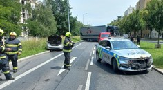 Ulicí se řítilo hořící auto. Zastavili ho policisté služebním vozem