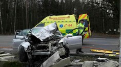 Řidička vrazila do betonového plotu a těžce se zranila!