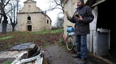 Bezdomovec se stará o opuštěný kostel s léčivým pramenem!