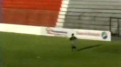 VIDEO: Fantastický gól z půlky znemožnil brankáře