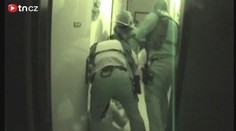 Dva obvinění žháři se k útoku ve Vítkově přiznali. VIDEO ZE ZATČENÍ