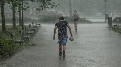 Meteorologové upravili výstrahu. Kromě bouřek hrozí i vydatné lijáky. MAPY